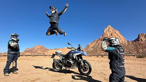 Taliansky mužský tím počas fotovýzvy. Vodič zoskakuje do výšky zo svojho motocykla R 1300 GS.