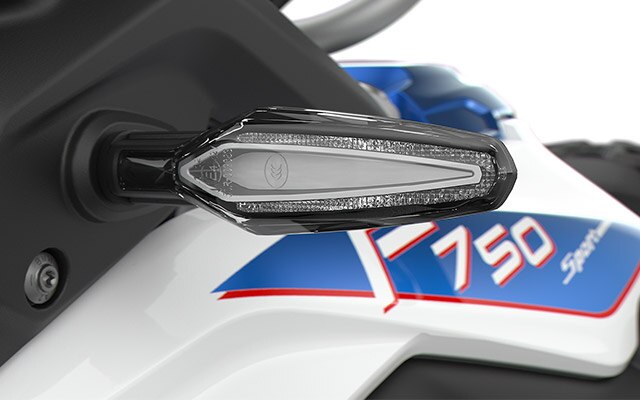 Vidíme výrazné LED smerovky modelu F 750 GS.
