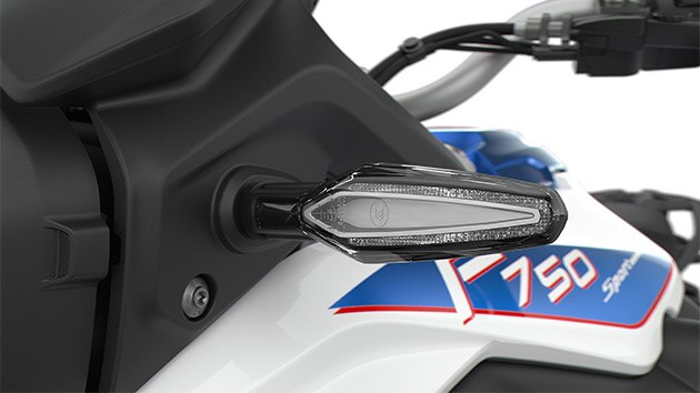 Vidíme výrazné LED smerovky modelu F 750 GS.
