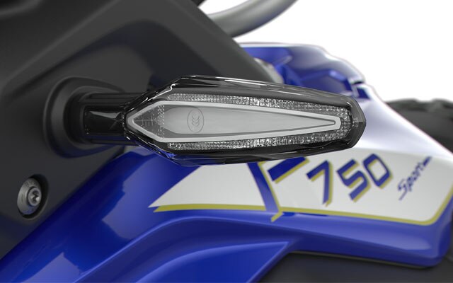 Vidíme výrazné LED smerovky modelu F 750 GS.