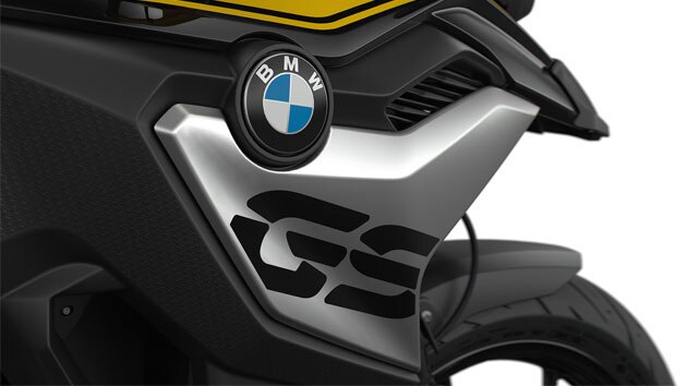 Vidíme detaily krytu chladiča s logom GS.