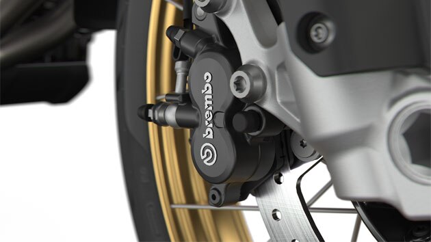 Vidíme čierny brzdný systém Brembo.