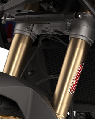 F 900 GS od BMW Motorrad s balíkom Enduro Pro vrátane športového podvozku.