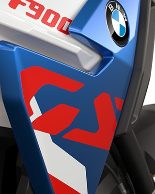 Výrazné logo GS na modeli F 900 GS od BMW Motorrad