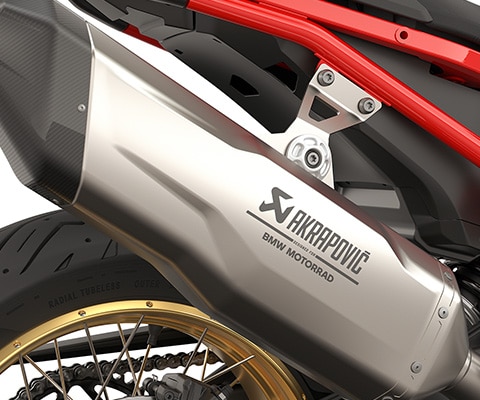 F 900 GS od BMW Motorrad s tlmičom výfuku Akrapovič