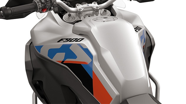 Bočné panely modelu F 900 GS Adventure od BMW Motorrad s nádržou s objemom 23 l