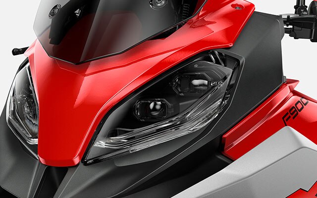 Adaptívne svetlomety do zákrut BMW F 900 XR.