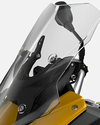 Výškovo nastaviteľný čelný štít BMW F 900 XR.