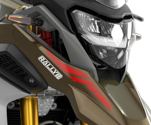 Vidíme LED svetlomety s denným svetlami modelu G 310 GS.