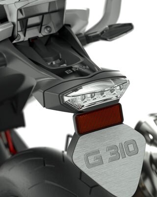 Vidíme držiak poznávacej značky modelu G 310 GS.