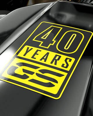 Vidíme žltú výšivku 40 Years GS na zábere zblízka.