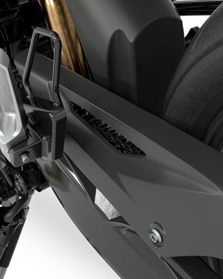 Vidíme bočný pohľad na kyvnú vidlicu, kryt reťaze a opierky nôh modelu G 310 GS.