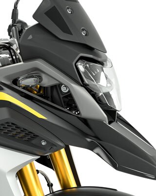 Vidíme bočný pohľad na prednú časť modelu G 310 GS so zaostrením na čierny tónovaný čelný štít.