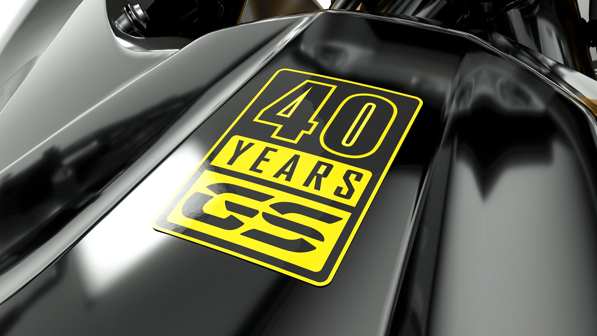 Vidíme žltú výšivku 40 Years GS na zábere zblízka.