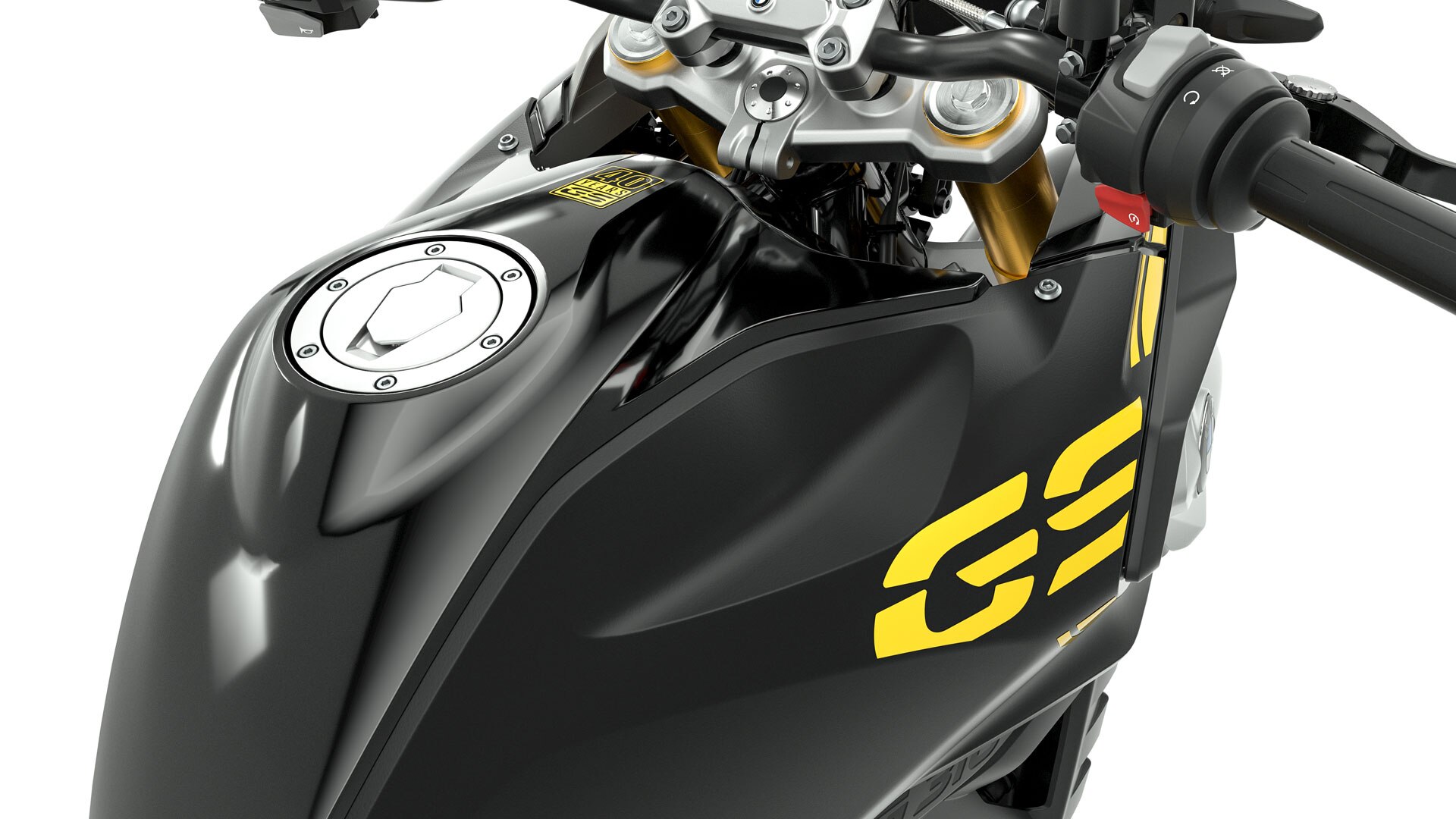 Vidíme detail nádrže a riadidiel modelu G 310 GS šikmo zhora.