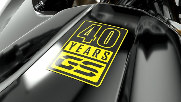 Vidíme žltú výšivku 40 Years GS na zábere zblízka.