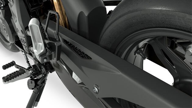 Vidíme bočný pohľad na kyvnú vidlicu, kryt reťaze a opierky nôh modelu G 310 GS.