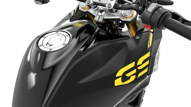 Vidíme detail nádrže a riadidiel modelu G 310 GS šikmo zhora.