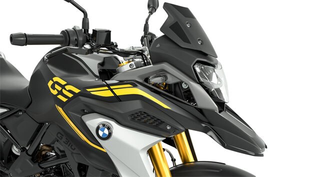Vidíme bočný pohľad na prednú časť modelu G 310 GS so zaostrením na čierny tónovaný čelný štít.