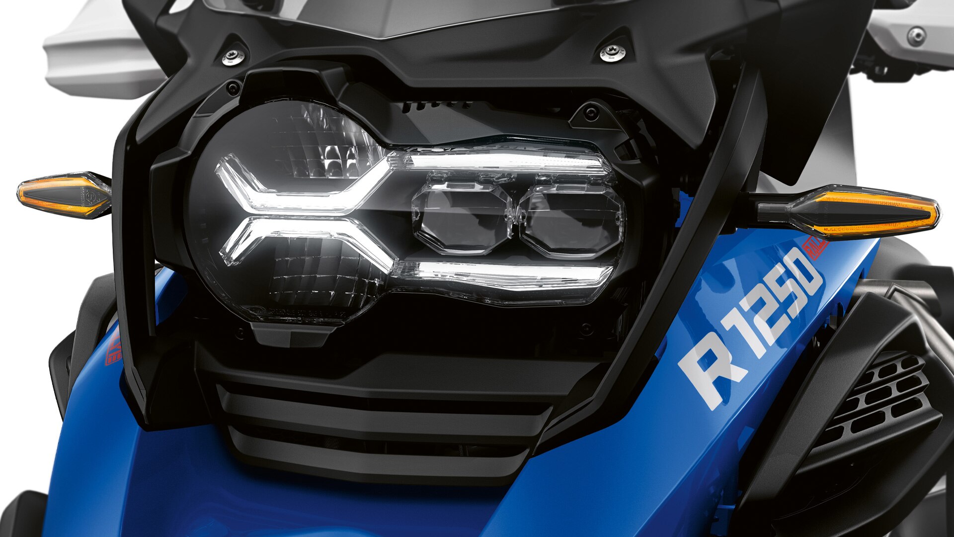 Vidíme štandardne dodávané LED smerové svetlá s voliteľným Cruising Light.