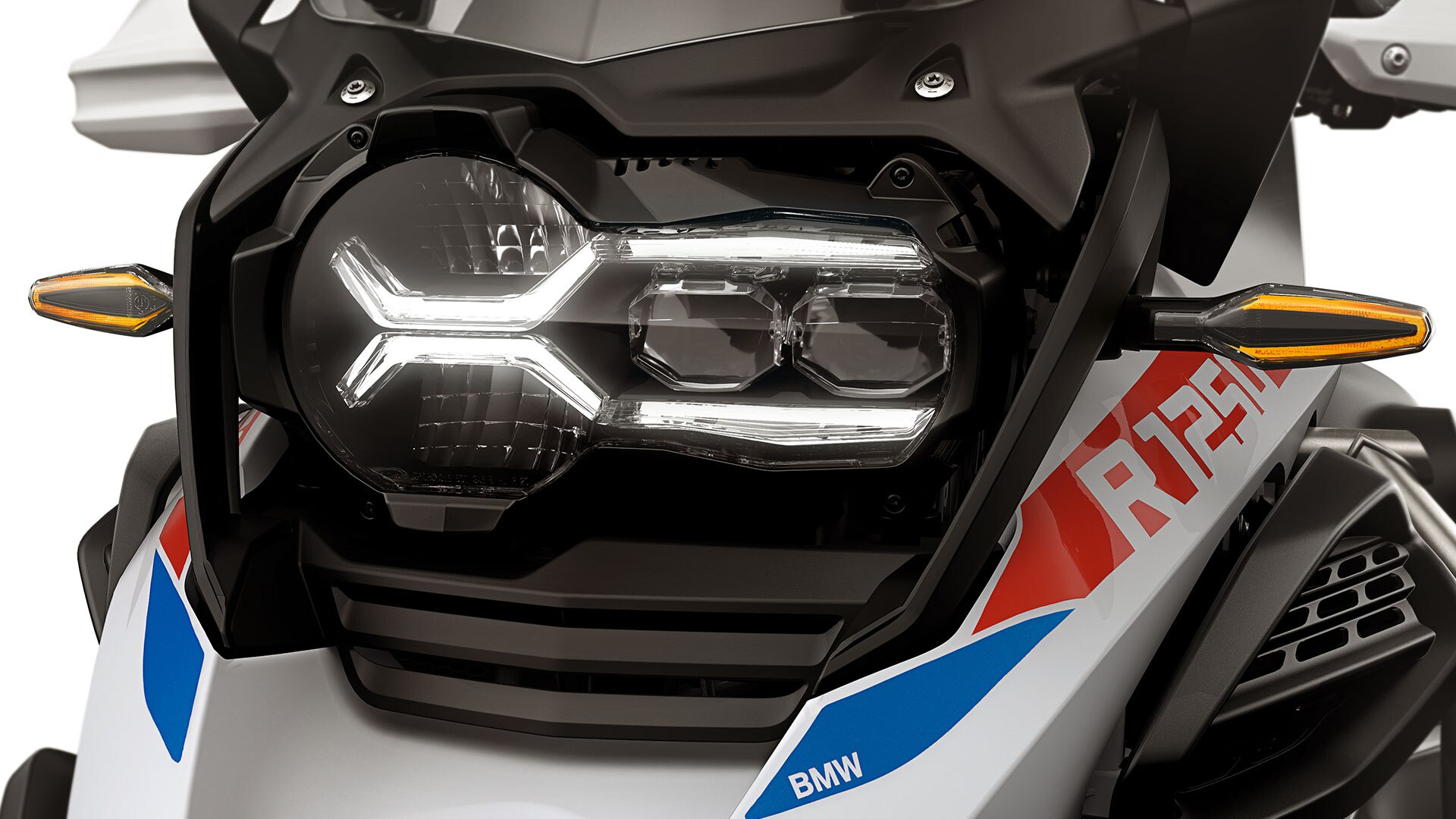 Vidíme štandardne dodávané LED smerové svetlá s voliteľným Cruising Light.