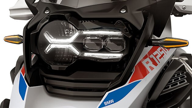 Vidíme štandardne dodávané LED smerové svetlá s voliteľným Cruising Light.