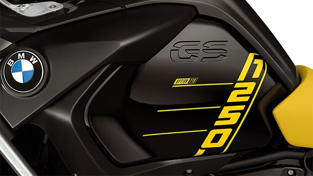 Vidíme R 1250 GS zhora s nápisom 1250 a vyčnievajúcim boxerovým motorom s krytmi hláv valcov v podobe frézovaných dielov Option 719.