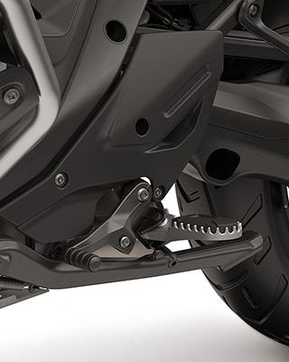 Enduro, ako napríklad väčší kryt motora, sklopná brzdová páka a nastaviteľná radiaca páka, stúpačky Enduro vrát. opierky nohy pre spolujazdca