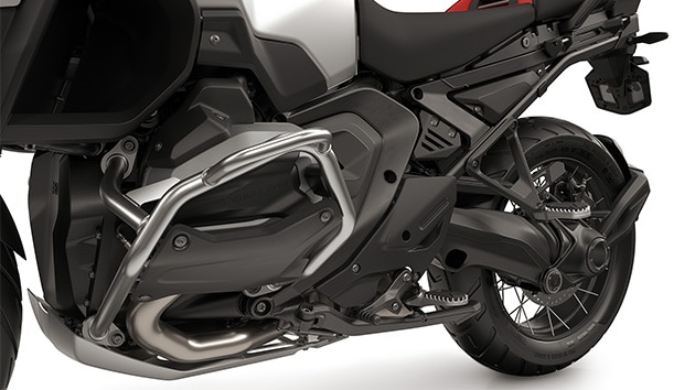 Enduro, ako napríklad väčší kryt motora, sklopná brzdová páka a nastaviteľná radiaca páka, stúpačky Enduro vrát. opierky nohy pre spolujazdca