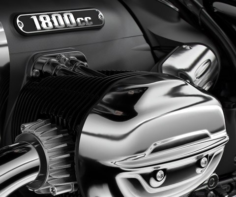 Motor s protiľahlými valcami so zdvíhacími tyčkami ventilov.