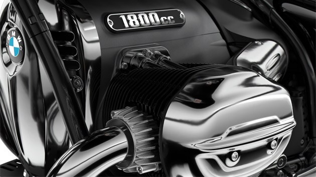 Motor s protiľahlými valcami so zdvíhacími tyčkami ventilov.