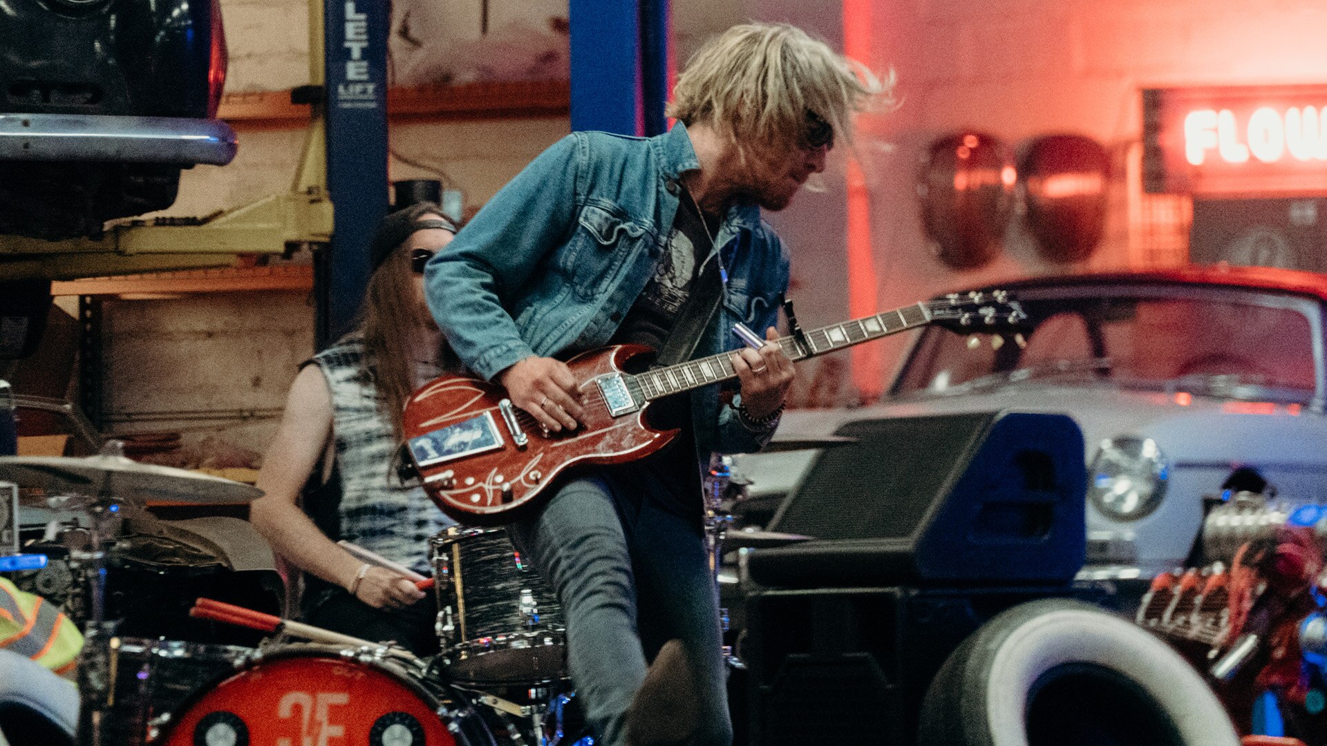 Hudobné video zobrazuje Band The Cadillac Three a nové modely Heritage R 18 B a R 18 Transcontinental.