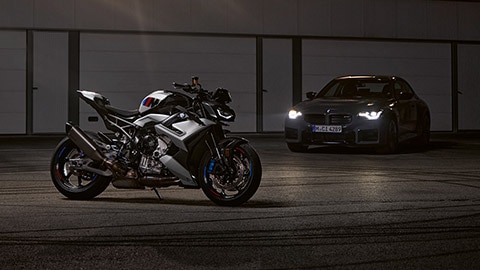 BMW M2 vedľa M R