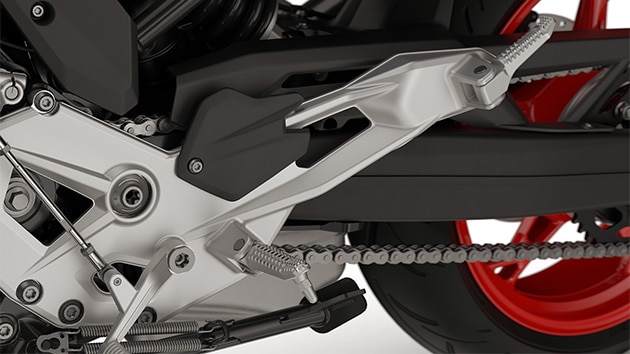 Frézované stúpačky a nožná páka modelu F 900 R od BMW Motorrad