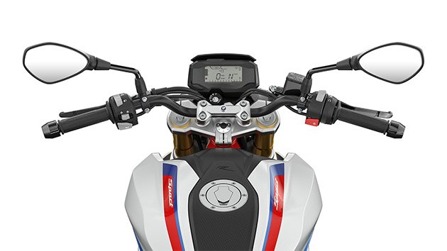 Vidíme riadidlá a ovládacie prvky modelu G 310 R.
