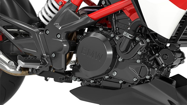 Vidíme titánovo šedý motor modelu G 310 R.