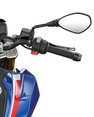Vidíme riadidlá a ovládacie prvky modelu G 310 R.