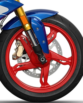 Vidíme koleso z hliníkového odliatku modelu G 310 R.