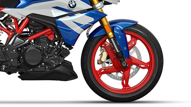Vidíme koleso z hliníkového odliatku modelu G 310 R.