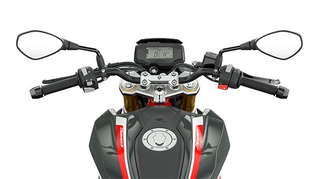 Vidíme riadidlá a ovládacie prvky modelu G 310 R.