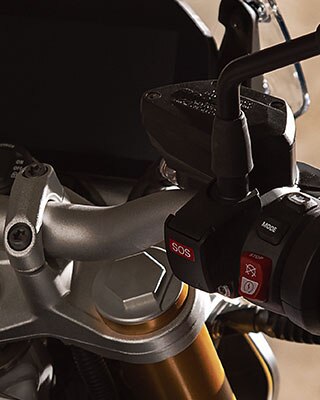 BMW R 1250 R s podrobným pohľadom na kryt hlavy valca a s nápisom ShiftCam