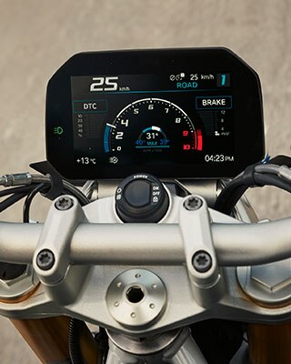 BMW R 1250 R s pohľadom na palivovú nádrž, riadidlá a displej