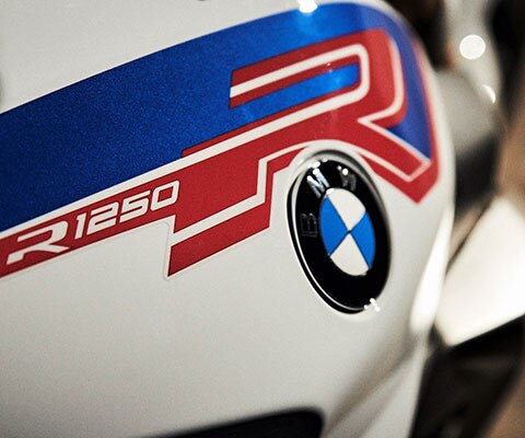 BMW R 1250 Rs riadidlami a TFT displejom v strede