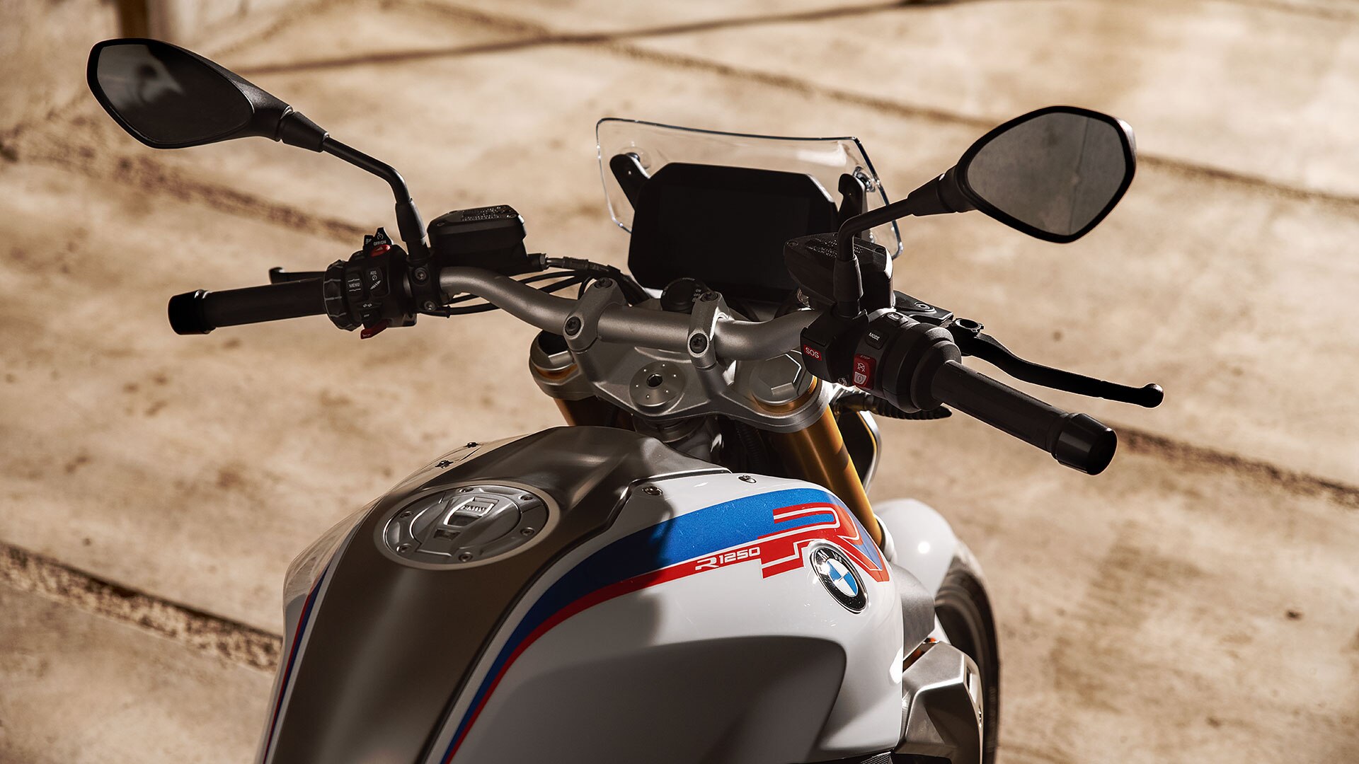 BMW R 1250 R s podrobným pohľadom na kryt hlavy valca a s nápisom ShiftCam