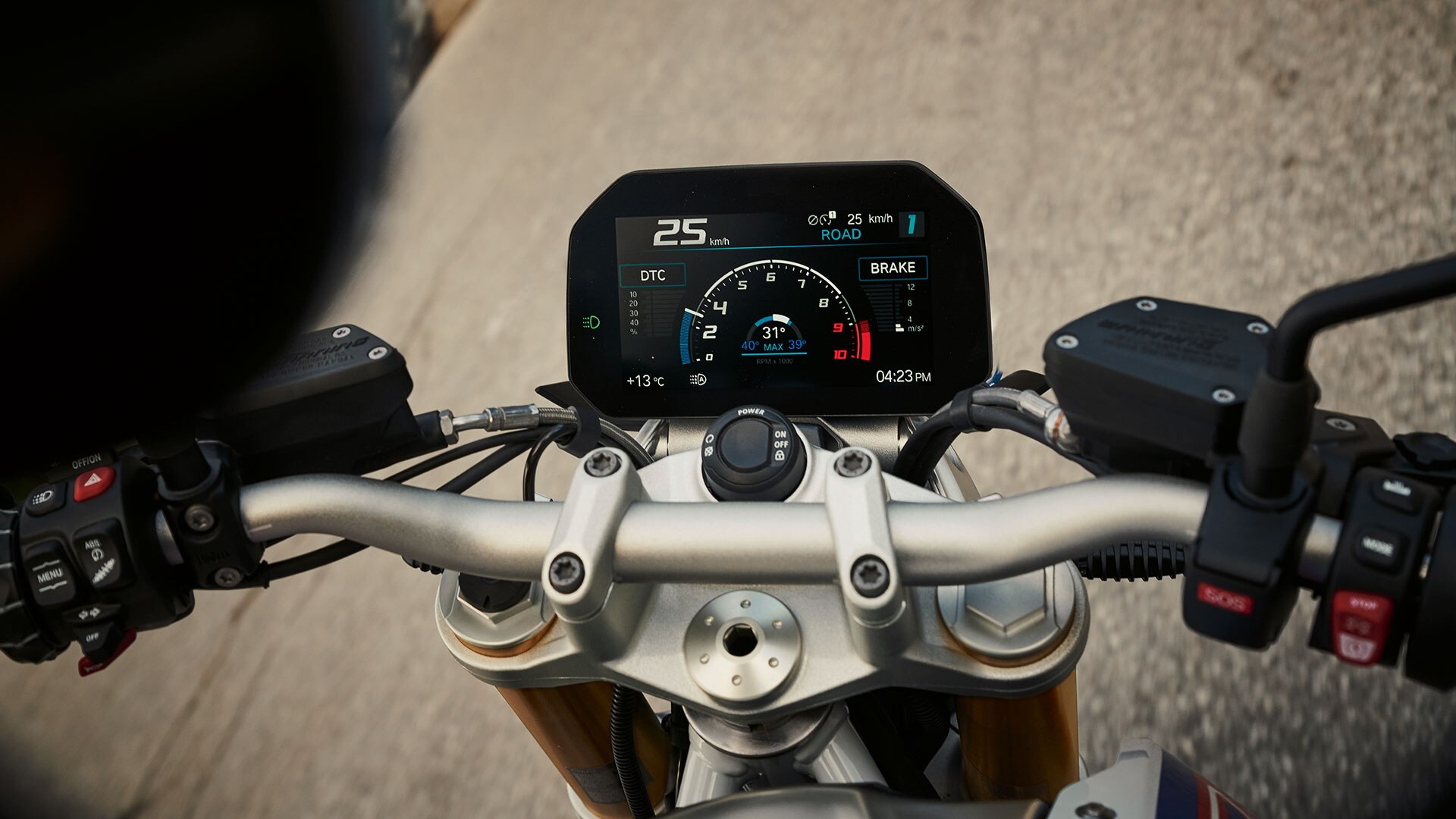 BMW R 1250 R s pohľadom na palivovú nádrž, riadidlá a displej