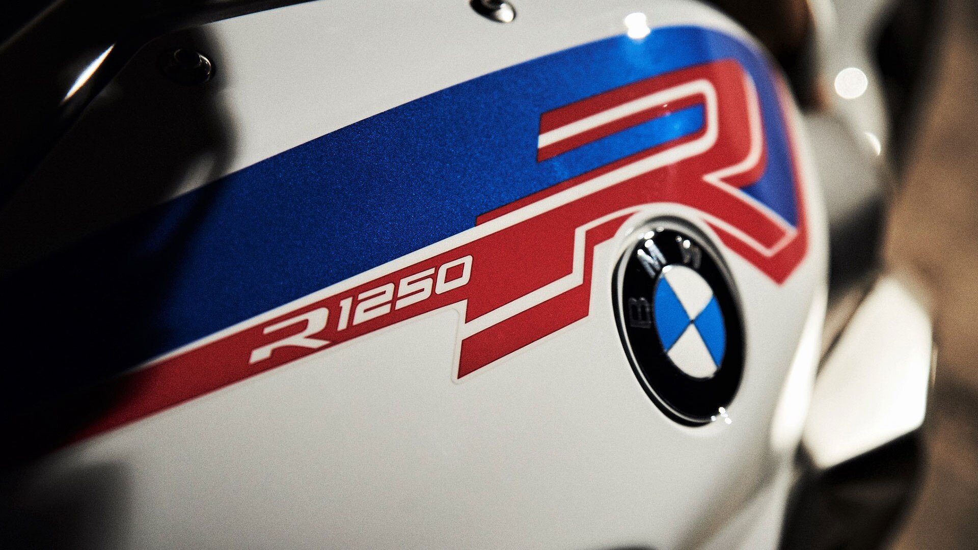 BMW R 1250 Rs riadidlami a TFT displejom v strede