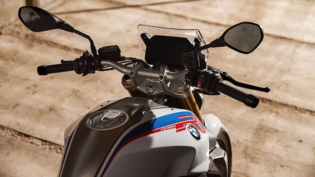 BMW R 1250 R s podrobným pohľadom na kryt hlavy valca a s nápisom ShiftCam
