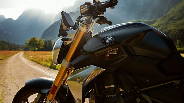 BMW R 1250 R v štýle Exclusive v horskom prostredí