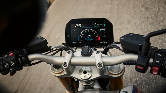 BMW R 1250 R s pohľadom na palivovú nádrž, riadidlá a displej