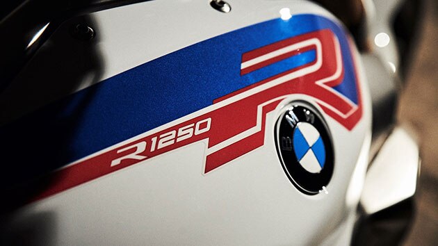 BMW R 1250 Rs riadidlami a TFT displejom v strede